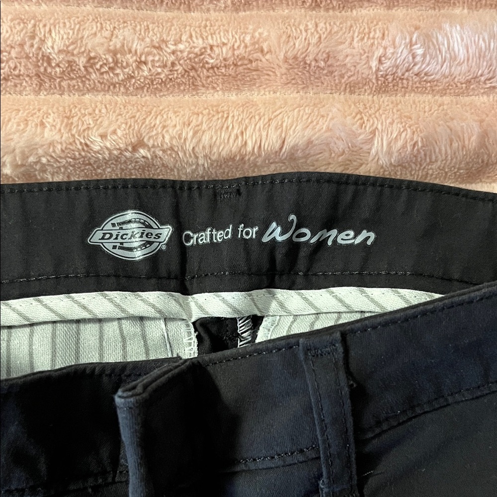 Dickies Women's Black Work Pants. NWOT. 6R Flare leg.